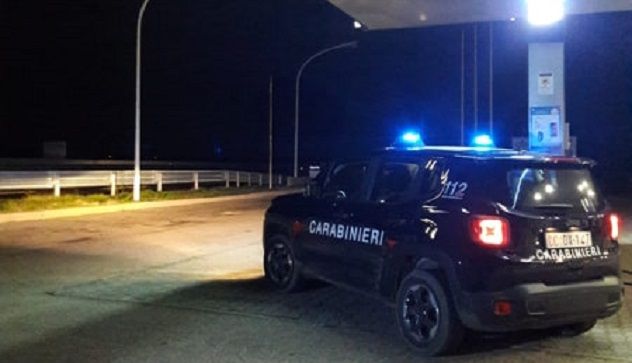 Tentata rapina a un distributore: i carabinieri danno la caccia ai malviventi