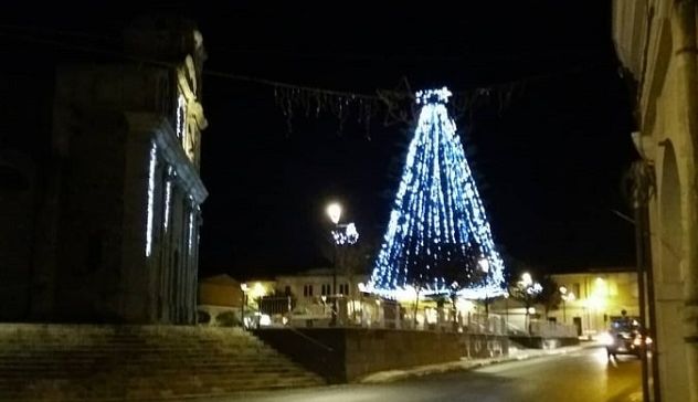 A Terralba un albero di Natale di 30 metri: è il più alto dell'Isola