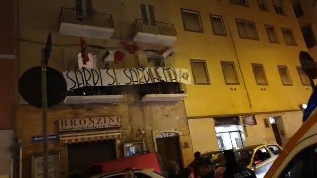 I militanti di CasaPound espongono uno striscione durante il flash mob delle Sardine: tensione a Sassari