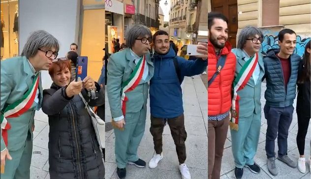 Il sindaco più amato della Sardegna in giro per Cagliari: l'incontro coi cittadini e gli auguri di Natale