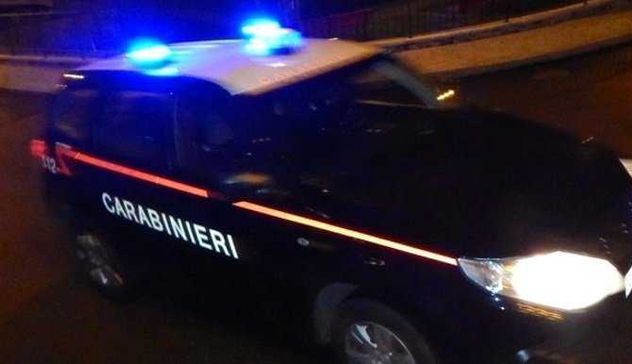Minaccia e spintona i carabinieri: arrestato 25enne