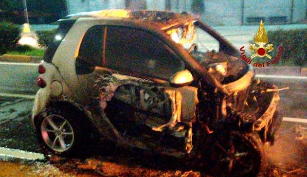 Auto in fiamme a Monserrato