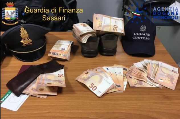 Tenta di lasciare la Sardegna con 27mila euro in contanti