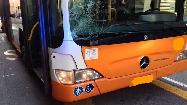 Autobus investe pedone in via Baccaredda
