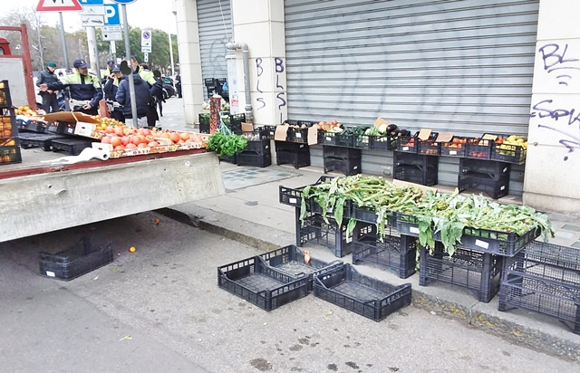 Abusivi nel mirino di Polizia Municipale e Guardia di Finanza: scattano i sequestri in città di frutta e verdura