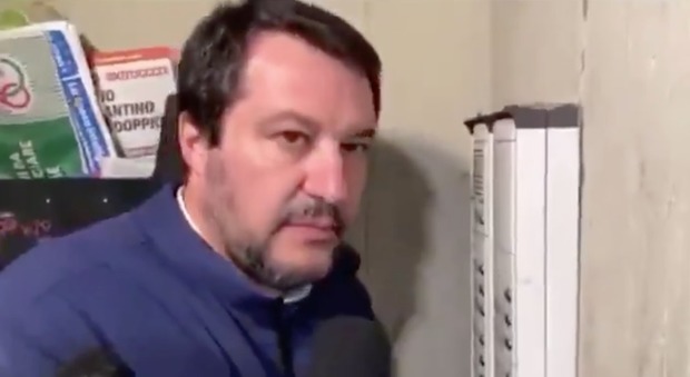 Salvini a Bologna suona il campanello di una famiglia tunisina: 