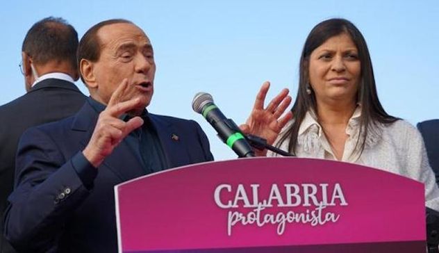 Berlusconi in Calabria: “Conosco Jole Santelli da 26 anni, non me l’ha mai data”