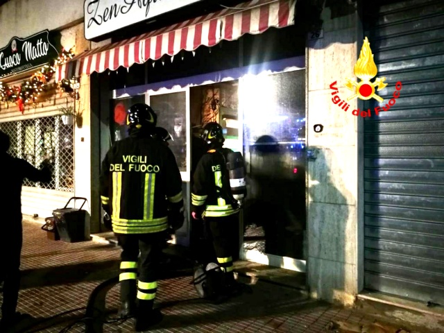 Incendio in un negozio di via Palomba, i Vigili del Fuoco spengono le fiamme ed evitano il peggio