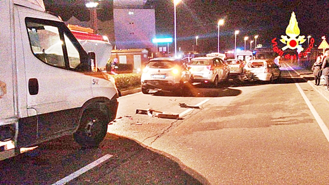 Groviglio di auto in via Peretti, 8 i feriti: sul posto ambulanze e Vigili del Fuoco