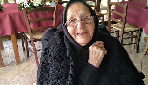 La nonnina di Gesico spegne 100 candeline: auguri, tzia Maria Grazia