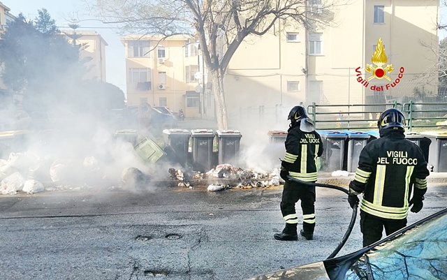 Via Podgora, cassonetti dei rifiuti in fiamme: sul posto i Vigili del Fuoco