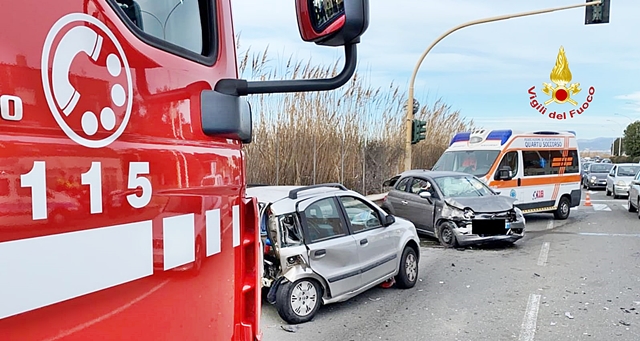 Brutto incidente stradale al Poetto, un automobilista finisce in ospedale. VIDEO