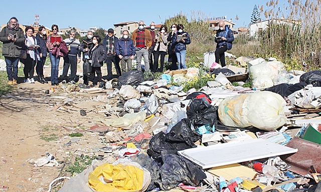 Le “sentinelle dei rifiuti” in via Stamira a Pirri. Valerio Piga: “Tutti insieme per denunciare la vergogna che regna da mesi”
