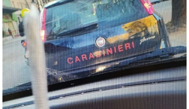 Scattano una foto, accanto all’auto dei carabinieri, con una canna in mano: una denuncia