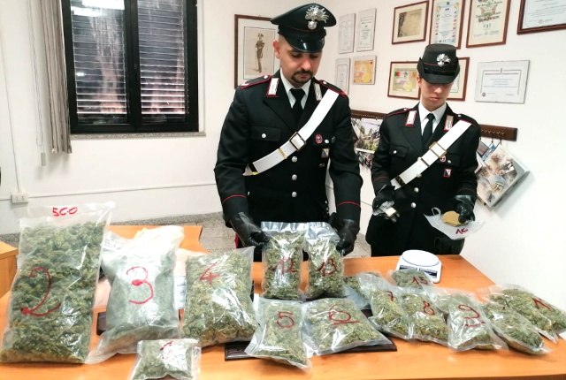 Oltre 3 kg di droga sequestrata dai Carabinieri: era nascosta in un'isola ecologica 