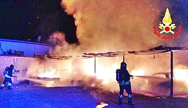 Spaventoso incendio in un condominio, distrutte 4 auto