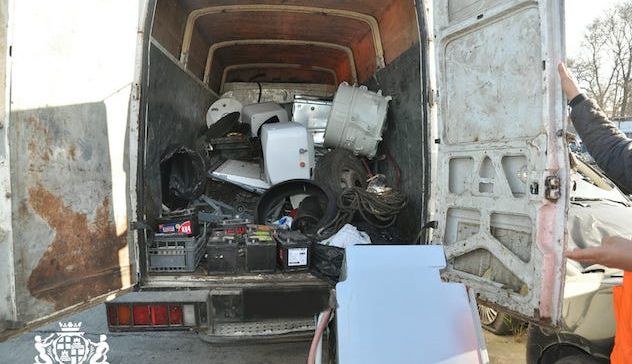 Trasportava rifiuti pericolosi a bordo di un furgone non assicurato: denunciato un 26enne