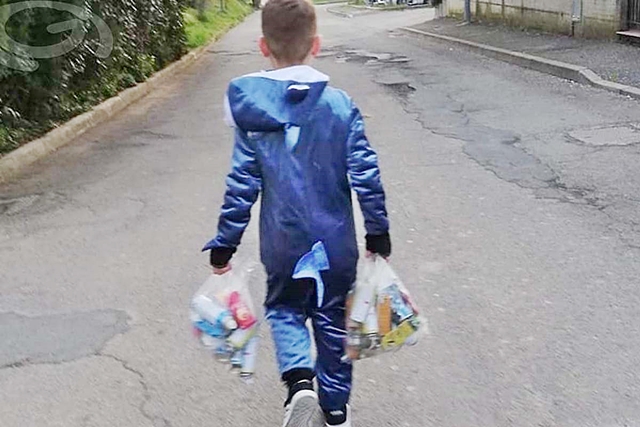 Filippo, il bambino di 8 anni vestito da squalo che ha ripulito le strade dopo il Carnevale 