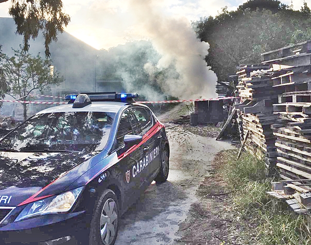 Incendio in una ditta di autotrasporti, distrutti diversi mezzi: indagini dei Carabinieri