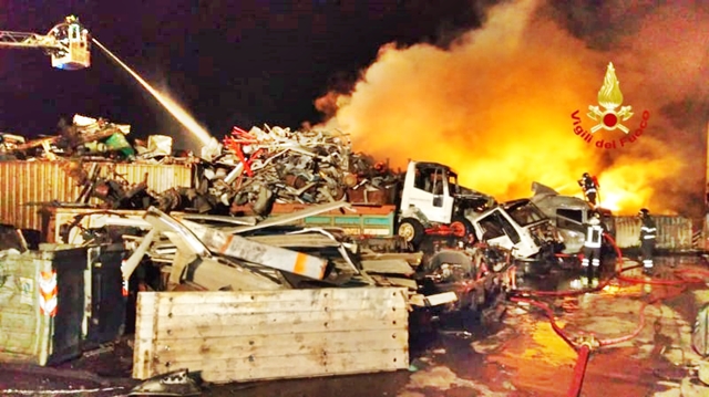 Fiamme in un’azienda di demolizioni, il rogo ha distrutto anche alcuni camion: sul posto 5 squadre dei Vigili del Fuoco
