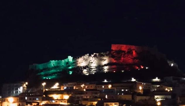 Il castello illuminato con il tricolore