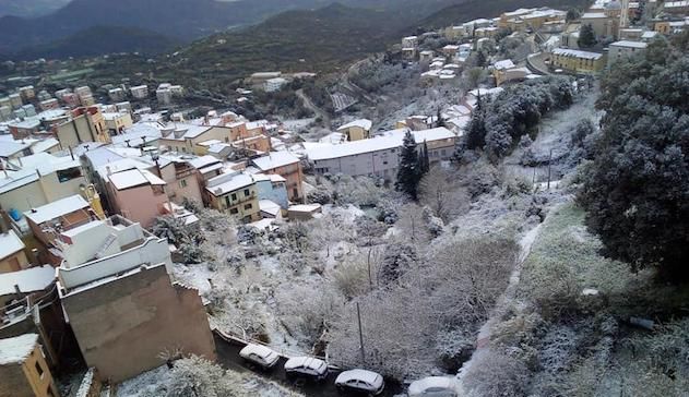 Arriva la neve in Sardegna. Temperature intorno allo zero nei paesi dell'interno