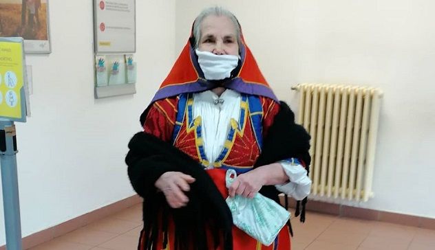 Andare alla posta, in abito tradizionale, ai tempi del Coronavirus: è successo a Desulo