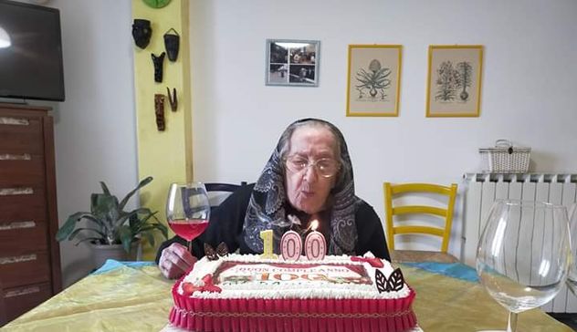 Osilo festeggia i cento anni di zia Maria Nonna