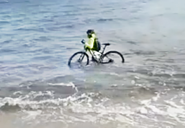 Coronavirus, ciclista a mollo in mare con la sua bici per evitare i controlli. Denunciato. IL VIDEO