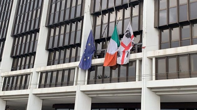 Bandiere sarda, italiana ed europea a mezz’asta: anche il Consiglio regionale commemora le vittime del Coronavirus