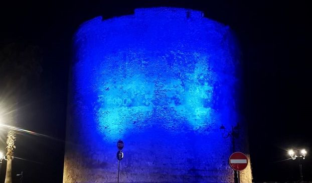 La Torre di Sulis illuminata di blu