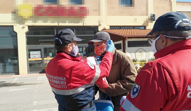 Coronavirus, mascherine ai cittadini sprovvisti: le consegna gratis l’Associazione Nazionale Carabinieri