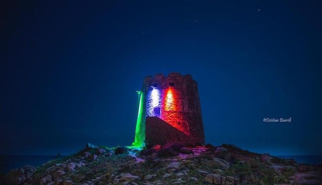 La Torre di Bari Sardo, circondata dal mare, si veste del tricolore
