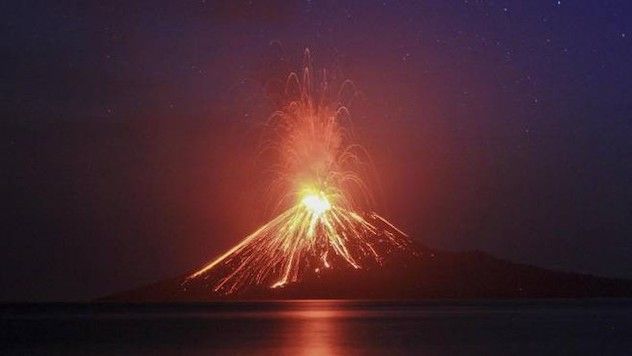 In Indonesia si è risvegliato il vulcano Anak Krakatau: colonna di cenere fino a 15 chilometri nel cielo