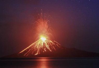 In Indonesia si è risvegliato il vulcano Anak Krakatau: colonna di cenere fino a 15 chilometri nel cielo