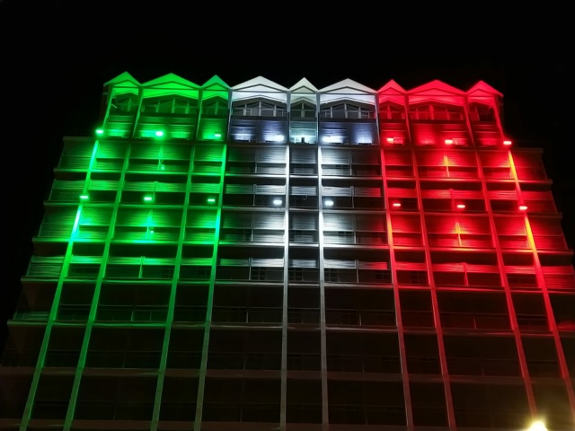 Il Palazzo Enel illuminato col tricolore italiano: 
