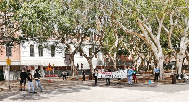 “Io esco e protesto”, striscione e cittadini ‘ribelli’ in piazza Garibaldi nel giorno dell’Anniversario della Liberazione