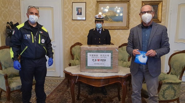 Tute protettive e mascherine donate dalla comunità cinese