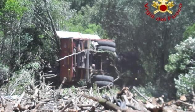 Camion carico di legna finisce in una scarpata: grave un uomo originario di Tonara