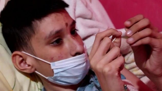 Adolescente malato di cancro produce e vende braccialetti per pagarsi le cure