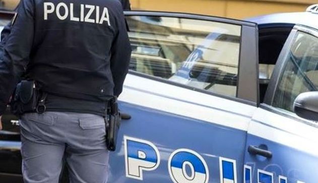 Cagliari. Tenta di nascondere la cocaina sotto il sedile della Volante: arrestato 48enne