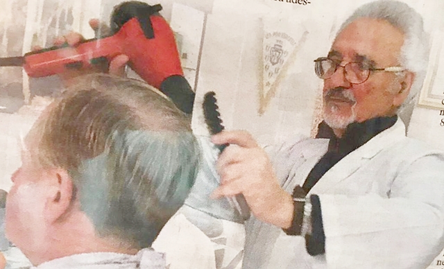 Nino Patanè, dopo 77 anni va in pensione lo storico barbiere di via Gramsci: “Tagliai i capelli anche a Modugno”