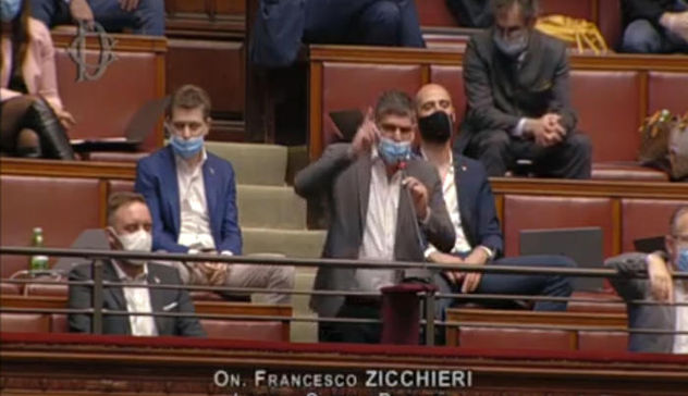 La Camera approva il decreto Covid: deputati Lega e Fdi tolgono la mascherina