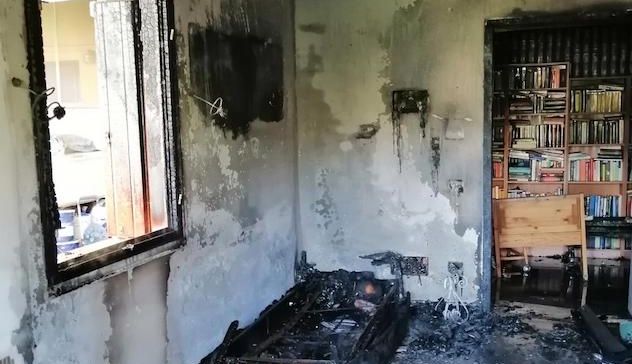 Incendio in un’abitazione: distrutto il soggiorno 