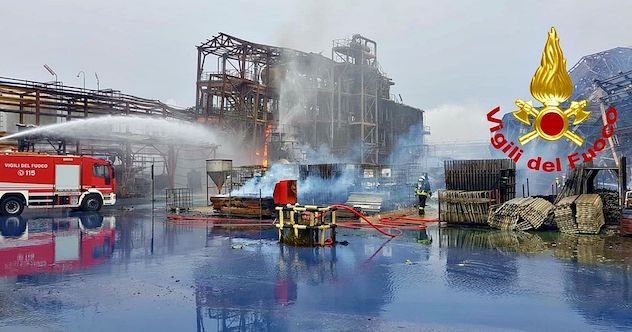 Esplosione e incendio in un’industria chimica a Porto Marghera: due ustionati 