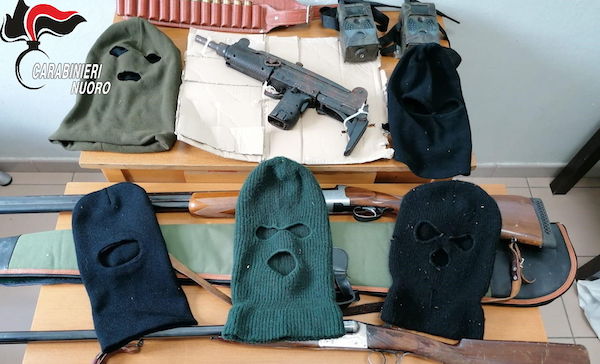 Proseguono i controlli e le perquisizioni dei carabinieri: sequestrate armi e munizioni