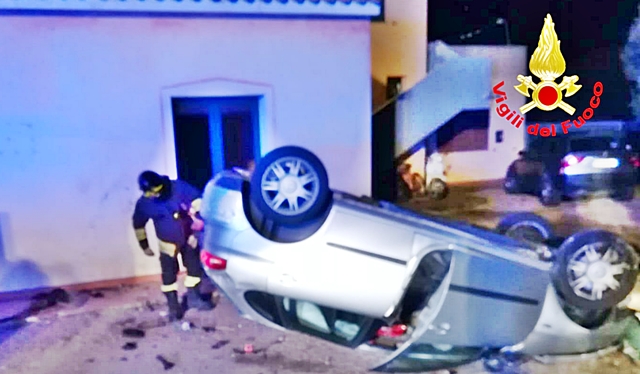 Incidente stradale in via Asproni, auto si ribalta: soccorso un giovane rimasto ferito