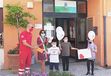 I bambini del Centro di aggregazione comunale devolvono i soldi del premio di Carnevale alla Croce Rossa Italiana