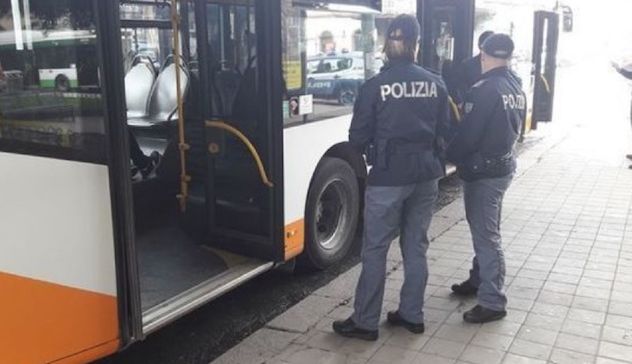 Una donna senza mascherina sputa all’autista del bus e poi picchia un agente: arrestata