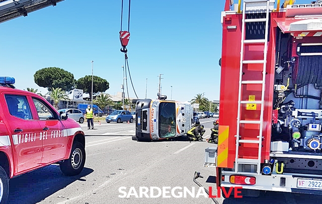 Incidente sulla ss.554, ambulanza si ribalta sull'asfalto: ci sono feriti